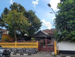 Depan Rumah Kabid PSU Perkimtan 1 Tiang Punya 2 Stang Lampu Jalan