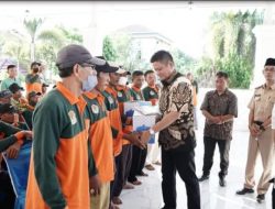 Bupati Enos Didampingi Kepala DLH Berikan 350 Paket Lebaran Kepada Pejuang Kebersihan