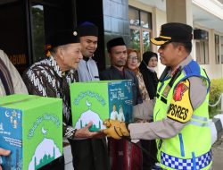 Kapolres Sukabumi Berikan Bingkisan Lebaran Untuk Ustad, Purnawirawan dan Warakawuri