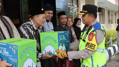 Kapolres Sukabumi Berikan Bingkisan Lebaran Untuk Ustad, Purnawirawan dan Warakawuri