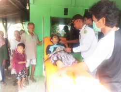 Empat Personil Tim Gabungan Relawan Unit Ambulan Kabupaten Bekasi Sigap Melayani Warga Desa Wanajaya