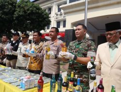 Polres Metro Bekasi memusnakan ribuan botol minuman keras dan puluhan ribu butir obat-obatan terlarang dari hasil operasi cipta kondisi