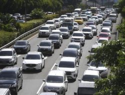 Tol Jakarta Cikampek Arah Timur Macet Macet Hingga 4 KM