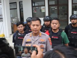 Tim Sanggabuana Polres Karawang mendobrak minimarket dan melumpuhkan para pelaku Perampokan