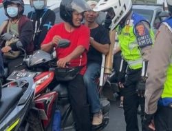 Sat Lantas Polres Karawang Polda Jabar menegur beberapa pelanggaran saat melaksanakan patroli simpatiknya