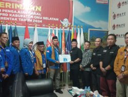 Heri Martadinata Ketua DPC Partai Demokrat Serahkan Berkas Bacaleg Ke KPU OKU Selatan
