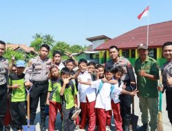 Kapolres Karawang Bersama Personil Sat Samapta Melaksanakan Giat Bersih Bersih