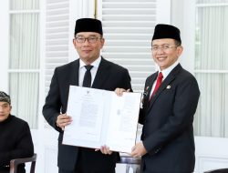 Gubernur Jawa Barat Serahkan SK Perpanjangan Penjabat Bupati Bekasi