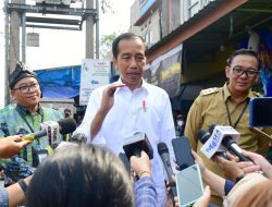 Presiden Joko Widodo meninjau aktivitas pedagang di Pasar Tohaga Parung dan Pasar Parungpung Kabupaten Bogor