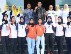 Sekum KONI OKU Selatan Hadiri Pelepasan Tim Volly Porwosi