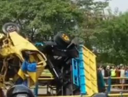Akibat Ngantuk Mobil Truk Terjun Bebas ke Kali Cimanceuri Tigaraksa