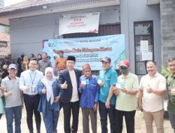 Walikota Bogor bersama Disperumkim Menyerahkan Bansos Rumah Tidak Layak Huni