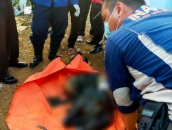 ” Heboh” Sesosok mayat Dalam Kondisi Sudah Hancur ditemukan mengapung di aliran sungai Kalimalang