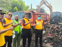 Kapolsek Cikarang Barat Bersama Warga Masyarakat Desa Sukadanau Adakan Giat Bersih Bersih
