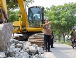 Pemerintah Kabupaten Bekasi terus melaksanakan pembangunan dan perbaikan infrastruktur jalan di berbagai wilayah