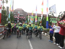 Asisten Pembangunan dan Kesejahteraan Masyarakat Melepas para peserta gowes