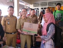 Ratu Dewa Bersama Komunitas Pesepeda Berikan Bantuan Kepada Korban Kebakaran 36 Ilir