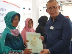 Kantor Pertanahan Kabupaten Bekasi hari ini secara serentak menyerahkan sebanyak 1.002 sertipikat tanah kepada masyarakat Kabupaten Bekasi