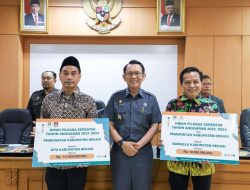 Pemerintah Kabupaten Bekasi menyerahkan dana hibah untuk penyelenggaraan Pilkada Serentak Tahun 2024