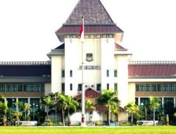 Rukun Tetangga (RT), Rukun Warga (RW) dan kepala desa merupakan unit terkecil dalam sistem pemerintahan di Indonesia