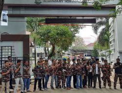 Puluhan anggota organisasi masyarakat Laskar Merah Putih Datangi Kejaksaan Kabupaten Bekasi Mendesak Agar Kasus Dugaan Suap Melibatkan Wakil Ketua DPRD Segera Tuntas