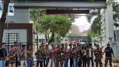 Puluhan anggota organisasi masyarakat Laskar Merah Putih Datangi Kejaksaan Kabupaten Bekasi Mendesak Agar Kasus Dugaan Suap Melibatkan Wakil Ketua DPRD Segera Tuntas