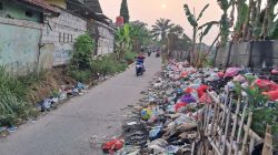 Tumpukan Sampah Menjadi Pandangan Indah Menuju SMPN 3 Tigaraksa, DLHK Diduga Tutup Mata