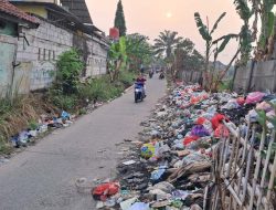 Tumpukan Sampah Menjadi Pandangan Indah Menuju SMPN 3 Tigaraksa, DLHK Diduga Tutup Mata