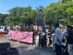 Sodorkan Pakta Integritas Hingga Bakar Ban, Kepala Kejati Jatim Didesak Mundur Akibat Tak Becus Tangani Laporan Pungli