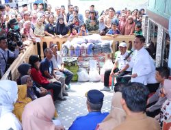 Tinjau Lokasi Kebakaran di 7 Ulu, Ratu Dewa Berikan Bantuan Hingga Serahkan Dokumen Kependudukan