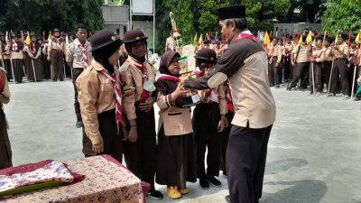 Kepala Sekolah SDN Sumberjaya 06 Membuka Kegiatan Persami Gerakan Pramuka