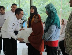 Komitmen Mengendalian Inflasi, Ratu Dewa Bagikan 100 Paket Sembako di Kecamatan AAL