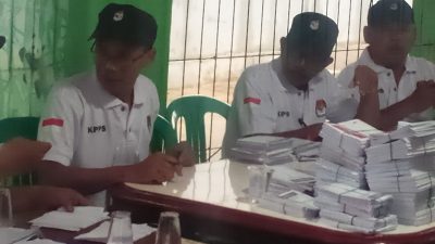 Warga Masyarakat Desa Tridayasakti Tambun Selatan Tetap Hadir Ke TPS Walau Cuaca Hujan