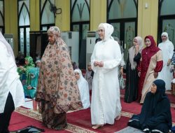 Ketua DPRD Sumsel Hadiri Sholat Isya dan Tarawih Berjamaah di Masjid Ar Ra’iyah