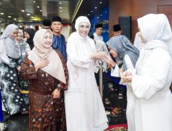 Ketua DPRD Sumsel RA Anita Hadiri Sholat Isya dan Tarawih Berjamaah di Bank Sumsel Babel