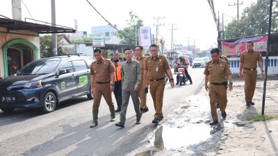 Pj Walikota Palembang Ratu Dewa saat meninjau jalan rusak di Sultan M Mansur Kelurahan Bukit Lama Kecamatan IB I