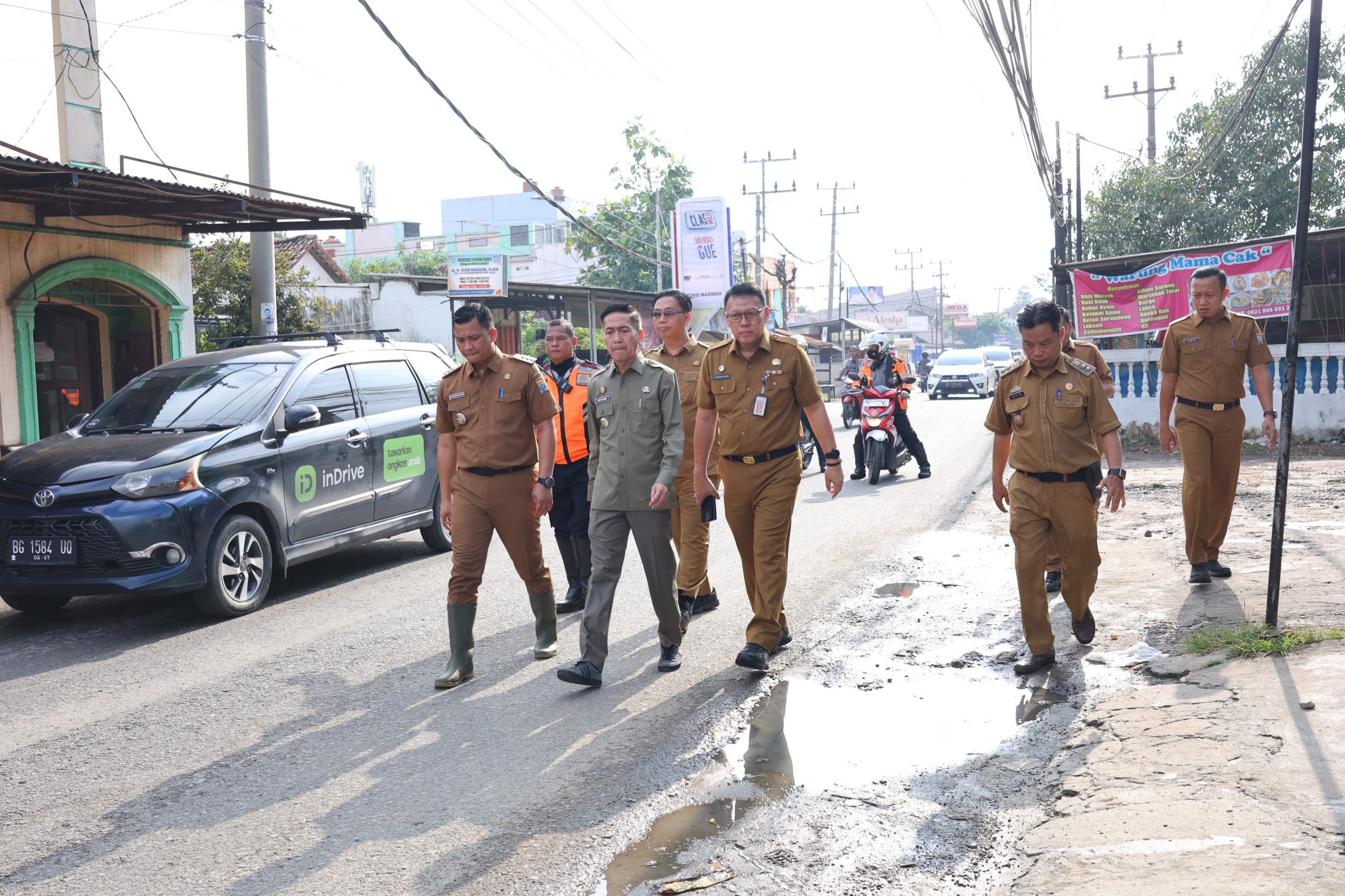 Pj Walikota Palembang Ratu Dewa saat meninjau jalan rusak di Sultan M Mansur Kelurahan Bukit Lama Kecamatan IB I