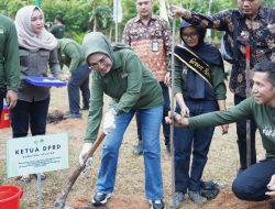 Ketua DPRD Provinsi Sumsel Hj.RA.Anita Noeringhati Lakukan Penanaman 400 Bibit Pohon Bersama Menteri KLHK