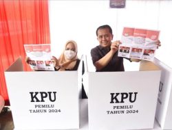 Pj Gubernur Sumsel Agus Fatoni dan Pj Ketua TP-PKK Sumsel Tyas Fatoni Gunakan Hak Pilih Suara di TPS 35 Palembang