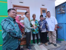 Tangis Haru Fauzi Terima Kunci Rumah Baru Dari Ratu Dewa, “Kami Sering Kehujanan”
