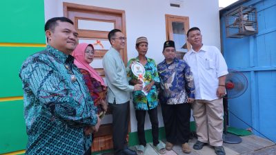Tangis Haru Fauzi Terima Kunci Rumah Baru Dari Ratu Dewa, “Kami Sering Kehujanan”