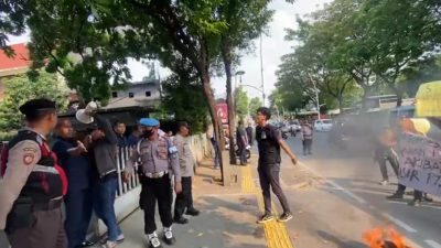 Nyaris Bentrok, Aksi Depan PT Gorby Putra Utama Mahasiswa Sumsel Dihadang Preman