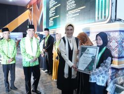 Ketua DPRD Sumsel RA Anita Noeringhati Serahkan Piagam Penghargaan Wisudawan/wisudawati Ponpes Al Ittifaqiah