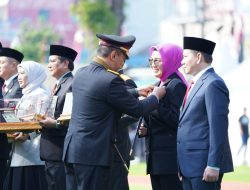 Ketua DPRD Provinsi Sumsel RA Anita Noeringhati Menerima Penganugerahan Pin Emas dan Piagam Penghargaan Dari Kapolri