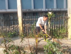 Respon Keluhan Masyarakat, Ratu Dewa Turun Langsung Bersihkan Rumput Liar di Kawasan Angkatan 45