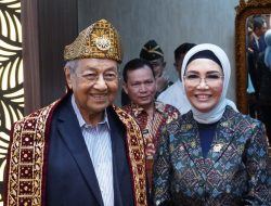 Ketua DPRD Provinsi Sumatera Selatan Sambut Kedatangan Tun Dr Mahathir Mohamad di Bandara SMB II
