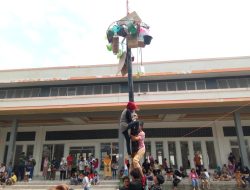 Pemkab OKU Selatan Gelar Kegiatan Panjat Pinang dalam Rangka HUT Kemerdekaan RI ke 79