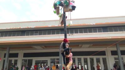 Pemkab OKU Selatan Gelar Kegiatan Panjat Pinang dalam Rangka HUT Kemerdekaan RI ke 79