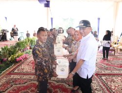 Bupati Bersama Kepala BPN OKU Timur Serahkan 491 Sertifikat Redistribusi TORA
