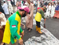 Gerak Cepat Kepala UPTD Yefy Aprizal Pengaman Sampah Koran di Masjid Agung